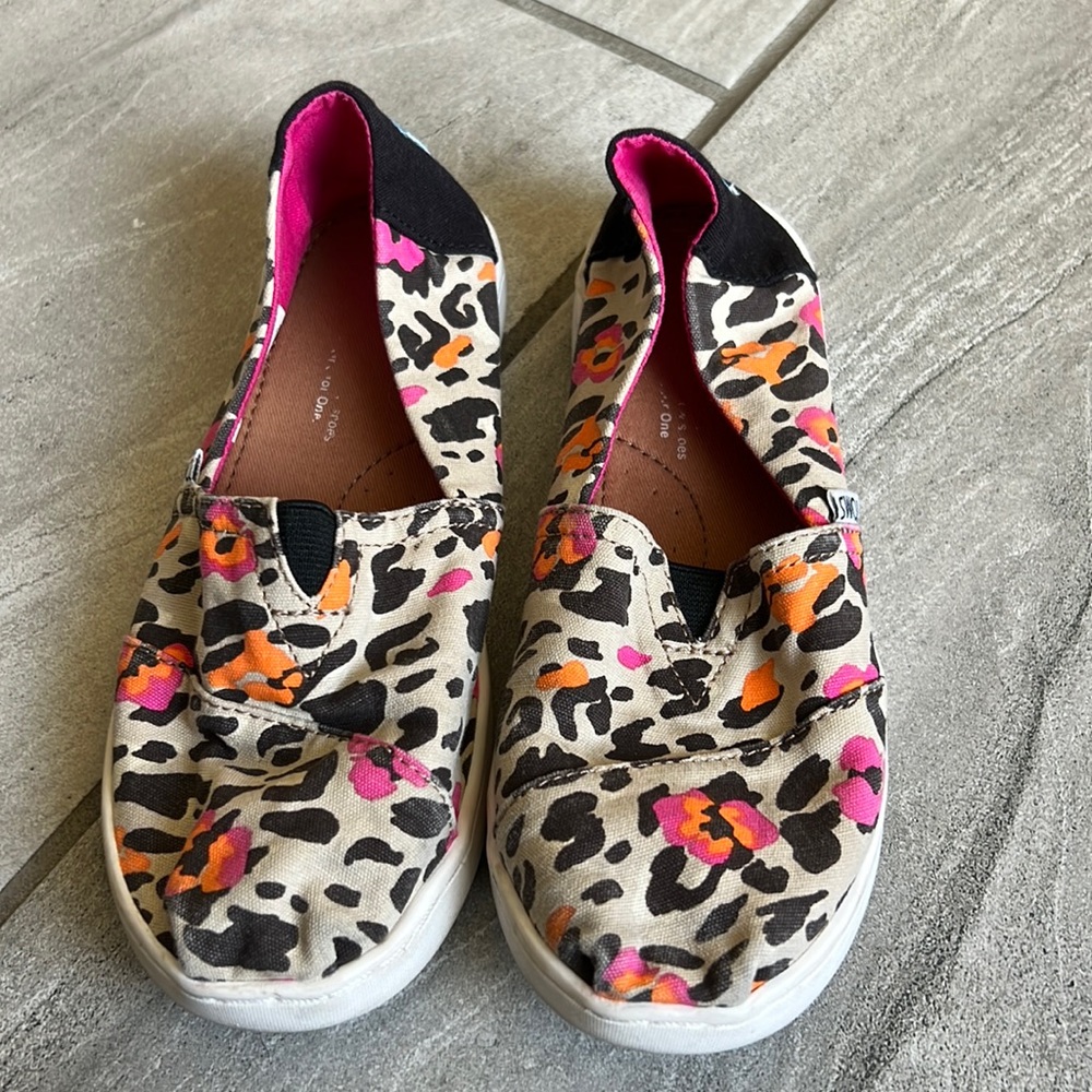 Girls Toms Leopard print canvas slip on size 2